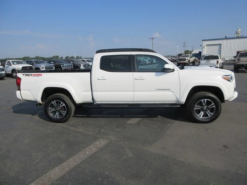 Used 2017 Toyota Tacoma TRD Sport AWD/4WD image 4