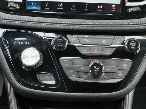 Used 2025 Chrysler Pacifica Limited FWD image 31