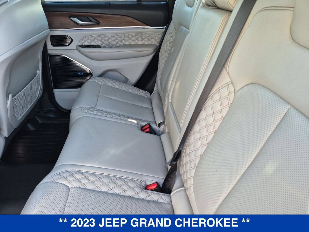 Used 2023 Jeep Grand Cherokee Summit w/ Adv Protech Group IV AWD/4WD image 18