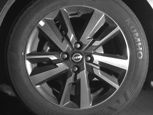 Used 2025 Nissan Versa SV image 12