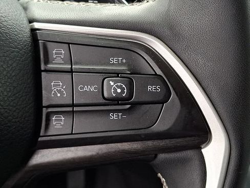 Used 2023 Jeep Grand Cherokee Limited w/ Black Appearance Package AWD/4WD image 18