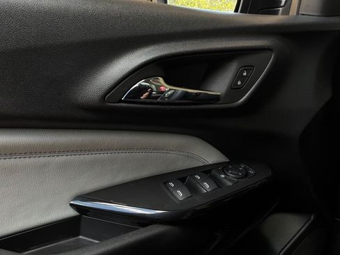 Used 2025 Chevrolet Trax LT FWD image 19