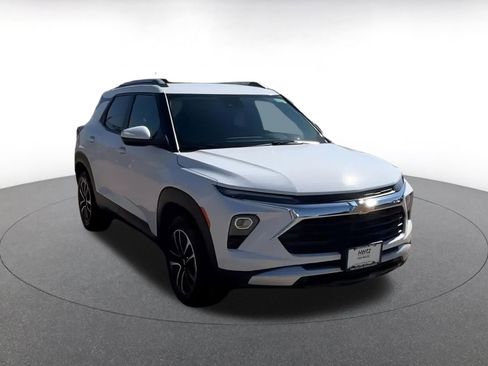 Used 2025 Chevrolet TrailBlazer LT image 3