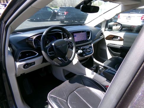 Used 2022 Chrysler Pacifica Limited FWD image 14