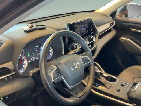 Used 2023 Toyota Highlander XLE FWD image 42