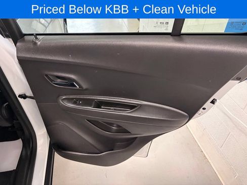 Used 2019 Chevrolet Trax LT w/ LT Convenience Package FWD image 19