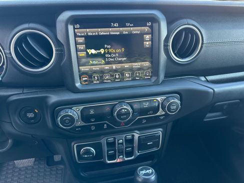 Used 2018 Jeep Wrangler Unlimited Sahara AWD/4WD image 12