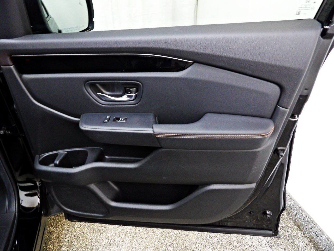 Used 2025 Honda Pilot TrailSport image 12