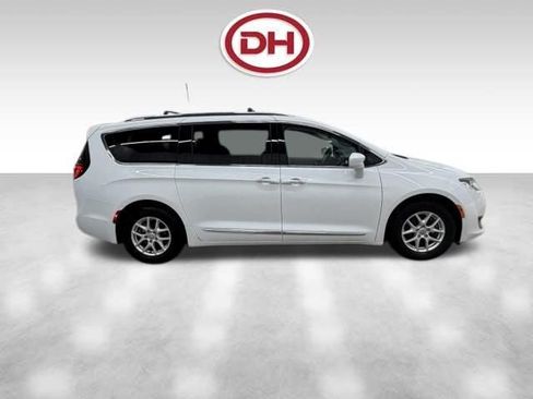 Used 2020 Chrysler Pacifica Touring-L FWD image 2