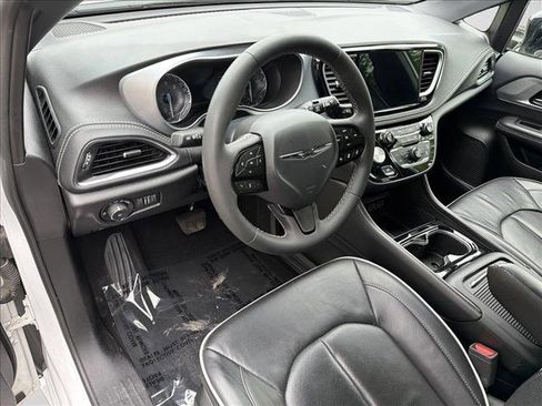Used 2025 Chrysler Pacifica Limited FWD image 13