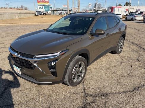 Used 2024 Chevrolet Trax LT w/ Driver Confidence Package image 3