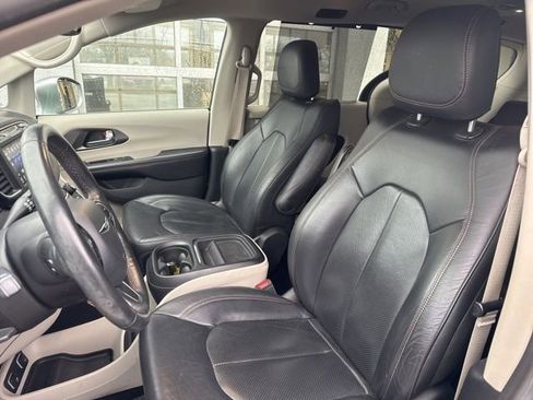 Used 2020 Chrysler Pacifica Touring-L image 10