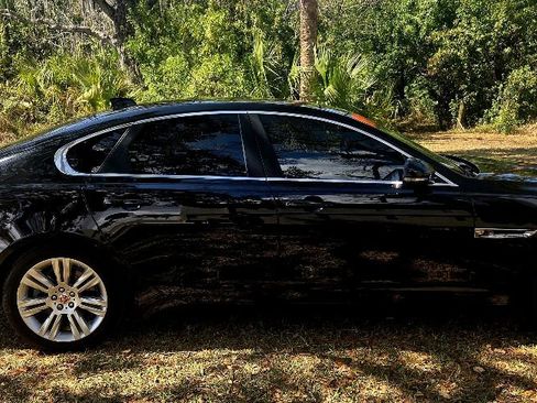 Used 2017 Jaguar XF image 3