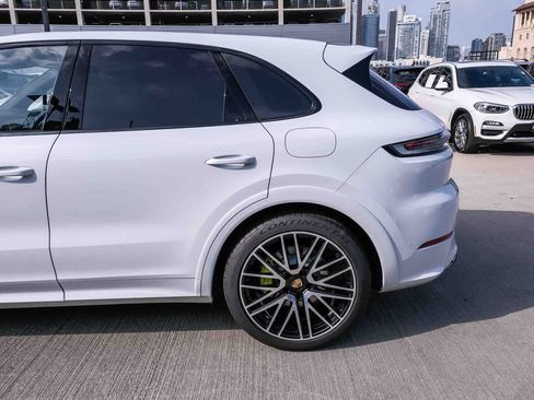Used 2024 Porsche Cayenne E-Hybrid AWD/4WD image 8