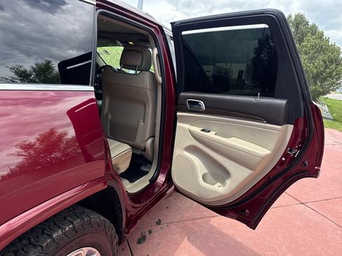Used 2016 Jeep Grand Cherokee Overland AWD/4WD image 24