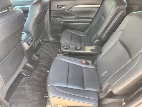 Used 2019 Toyota Highlander XLE image 30