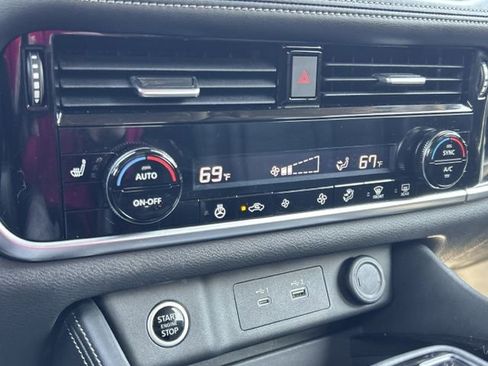 Used 2023 Nissan Rogue SL image 44