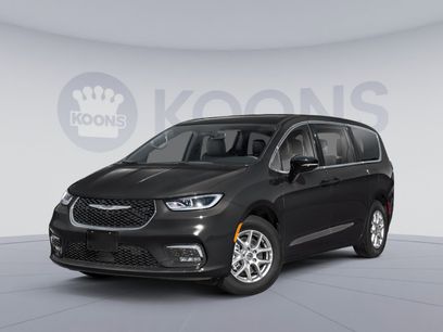 Used 2025 Chrysler Pacifica Select