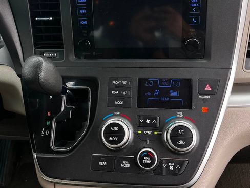 Used 2015 Toyota Sienna LE FWD image 19
