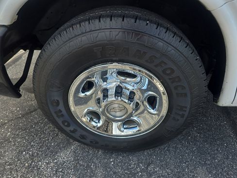 Used 2015 Chevrolet Express 2500 RWD image 29