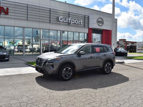 Used 2026 Nissan Rogue SV FWD image 2