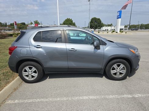 Used 2019 Chevrolet Trax LT w/ LT Convenience Package image 2