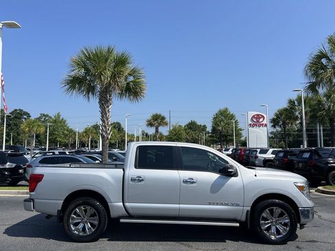 Used 2018 Nissan Titan SV w/ SV Convenience Package AWD/4WD image 11