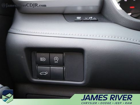 Used 2025 Toyota Highlander XLE image 33