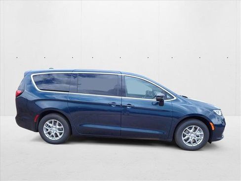 New 2025 Chrysler Pacifica Select image 5