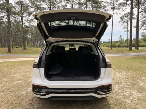 Used 2025 Lincoln Nautilus Reserve image 9