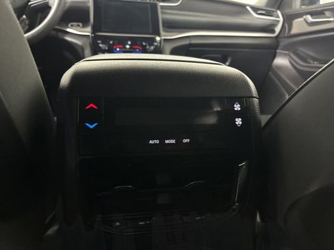 Used 2023 Jeep Grand Cherokee L Laredo image 24