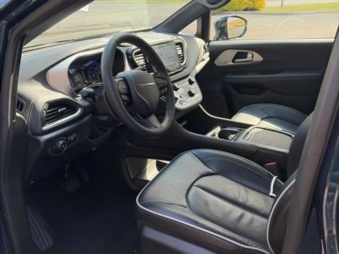 Used 2025 Chrysler Pacifica Limited image 13