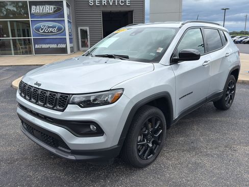 Used 2025 Jeep Compass Latitude w/ Convenience Group AWD/4WD image 2