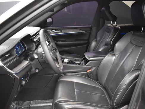 Used 2022 Jeep Grand Cherokee Overland w/ Luxury Tech Group IV AWD/4WD image 11
