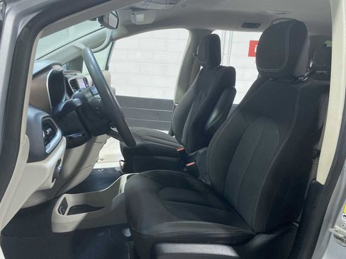 Used 2023 Chrysler Voyager LX FWD image 11