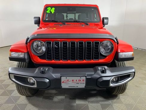 Used 2024 Jeep Gladiator Sport AWD/4WD image 9