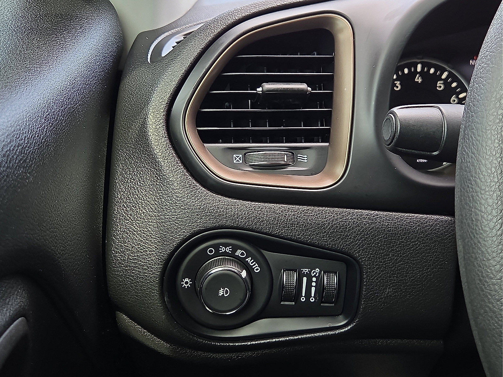 Used 2023 Jeep Renegade Latitude AWD/4WD image 21