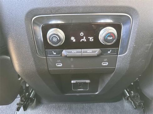 Used 2023 GMC Yukon XL SLT w/ SLT Premium Package image 17