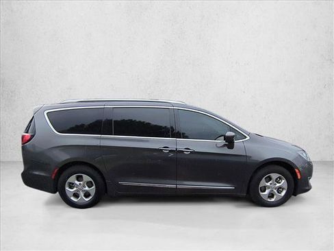 Used 2017 Chrysler Pacifica Touring-L Plus image 4
