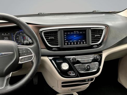Used 2020 Chrysler Voyager LX FWD image 11