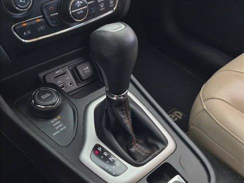 Used 2018 Jeep Cherokee Limited AWD/4WD image 10