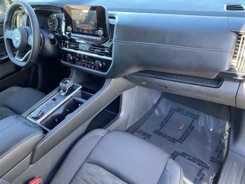 New 2025 Nissan Pathfinder SV image 8