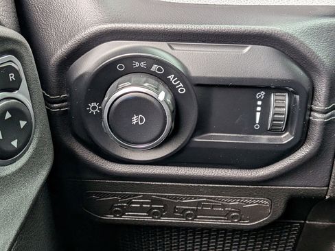 Used 2025 Jeep Wrangler Unlimited Sahara AWD/4WD image 16