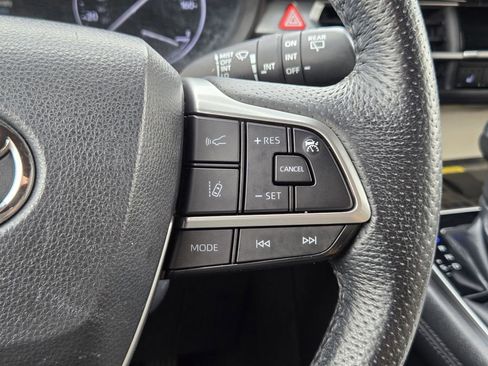 Used 2022 Toyota Sienna Limited FWD image 27