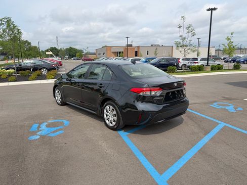 Used 2021 Toyota Corolla LE FWD image 7