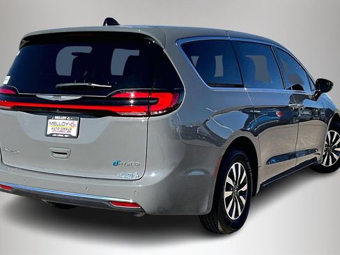 Used 2025 Chrysler Pacifica Select image 6