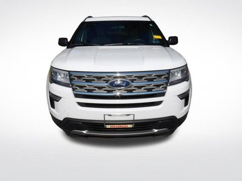 Used 2018 Ford Explorer XLT AWD/4WD image 3