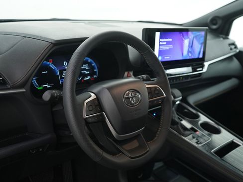 Used 2025 Toyota Sienna XLE Woodland Edition image 22