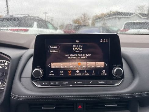 Used 2023 Nissan Rogue SV image 16