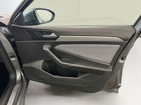 Used 2025 Volkswagen Jetta SE FWD image 34